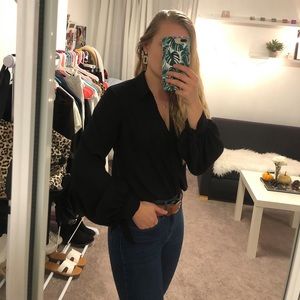 Black blouse with tie in arm stl. XS-S EXPRESS